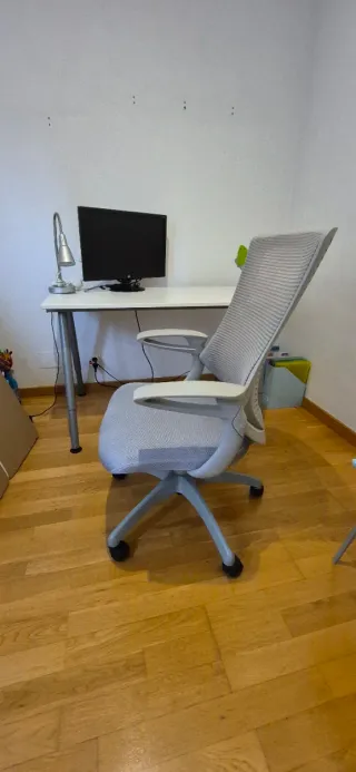 Silla de oficina ergonómica gris