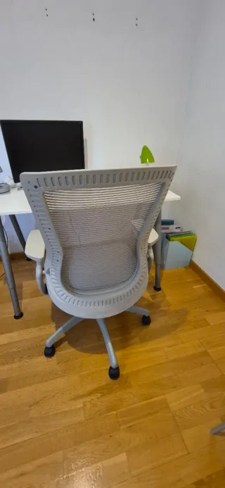 Silla de oficina ergonómica gris