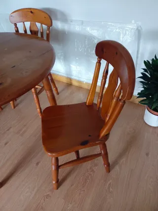 Mesa redonda de pino y 4 sillas.Mide 106cm.