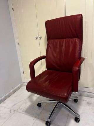 Silla de oficina giratoria de piel de vaca roja