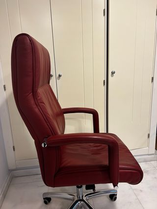 Silla de oficina giratoria de piel de vaca roja