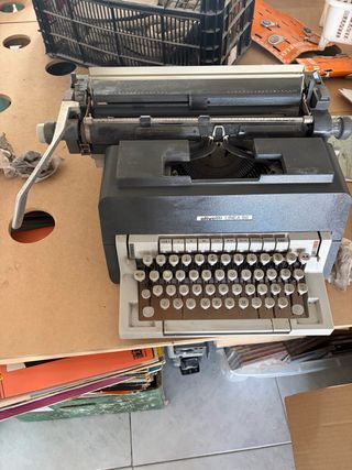 Máquina de escribir Olivetti Línea 98