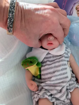 Reborn en niño de silicona se puede bañar?