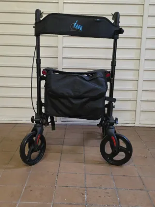 Andador 4 ruedas con asiento y bolsa