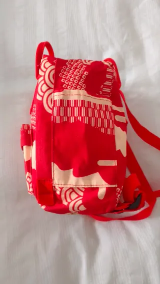 Mochila mini estilo Kanken en color rojo.