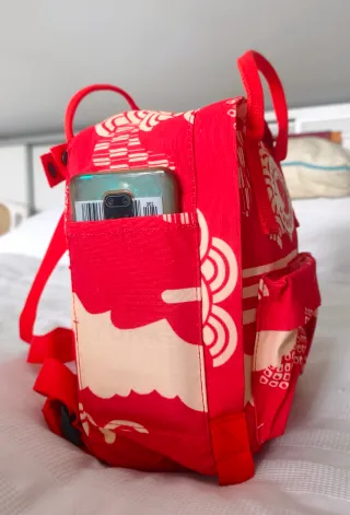 Mochila mini estilo Kanken en color rojo.