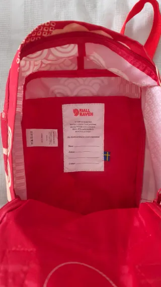 Mochila mini estilo Kanken en color rojo.