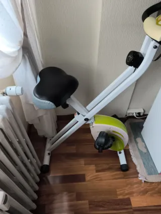 Bicicleta Estática Verde y Blanca