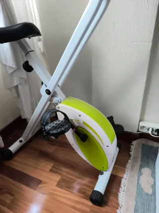 Bicicleta Estática Verde y Blanca
