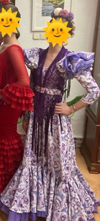 Traje flamenca morado flores.