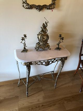 Mesa consola dorada con espejo, reloj y candelabro