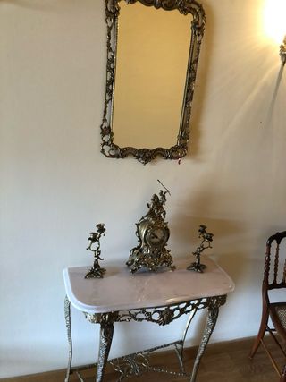 Mesa consola dorada con espejo, reloj y candelabro