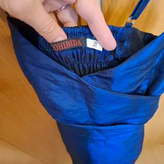 Vestido satinado azul oscuro con chal