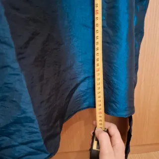 Vestido satinado azul oscuro con chal