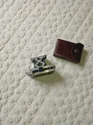 Cámara antigua con funda de cuero