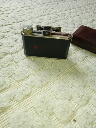 Cámara antigua con funda de cuero