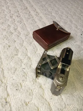 Cámara antigua con funda de cuero