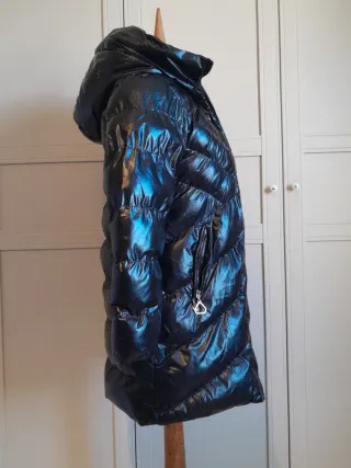 Anorak negr, largo con capucha y doble cremallera