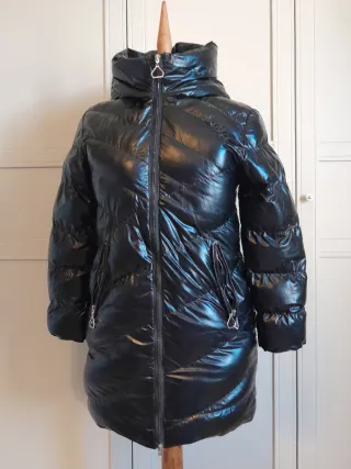 Anorak negr, largo con capucha y doble cremallera