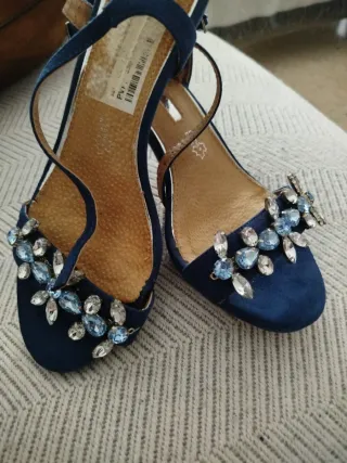 Zapatos de tacón azul con pedrería