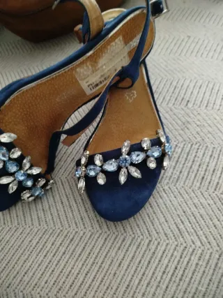 Zapatos de tacón azul con pedrería