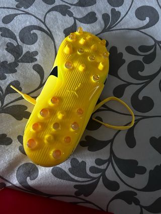 Botas de fútbol Puma niño amarillas  talla 30.
