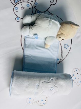 Cojín antivuelco y espiral sonajero bebé TUC TUC