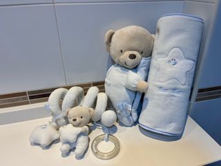 Cojín antivuelco y espiral sonajero bebé TUC TUC