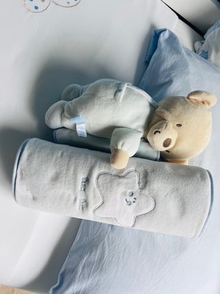 Cojín antivuelco y espiral sonajero bebé TUC TUC