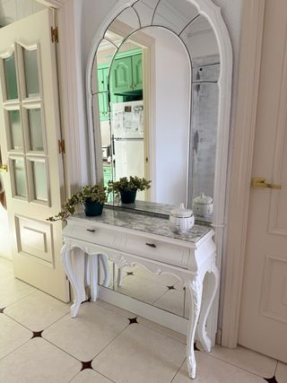 Recibidor vintage restaurado en madera maciza