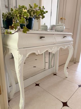 Recibidor vintage restaurado en madera maciza