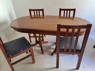 Mesa de comedor ovalada extensible y 4 sillas y