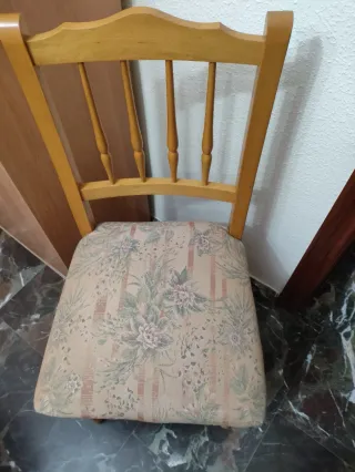 Mesa redonda y 4 sillas de madera