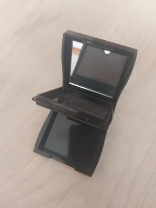 Estuche cosmético negro con espejo.