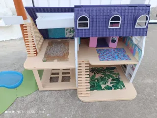 Casita de muñecas con tobogán y piscina