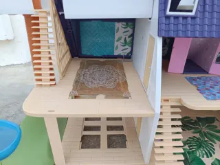 Casita de muñecas con tobogán y piscina