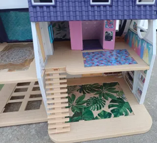 Casita de muñecas con tobogán y piscina