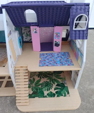 Casita de muñecas con tobogán y piscina