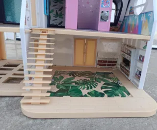 Casita de muñecas con tobogán y piscina