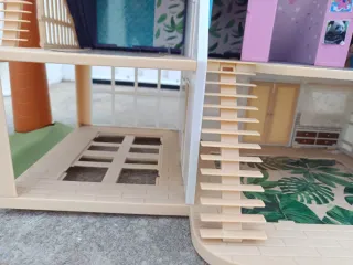 Casita de muñecas con tobogán y piscina