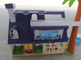 Casita de muñecas con tobogán y piscina