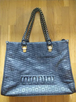 Bolso negro efecto piel troquelada