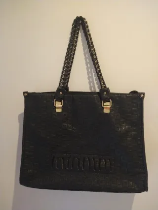 Bolso negro efecto piel troquelada