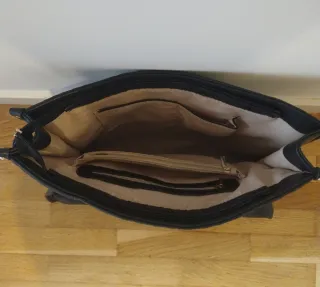 Bolso negro efecto piel troquelada