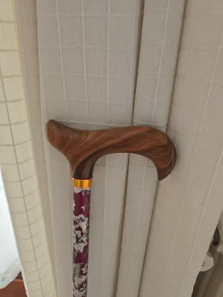 Bastón decorado flores morado y blanco