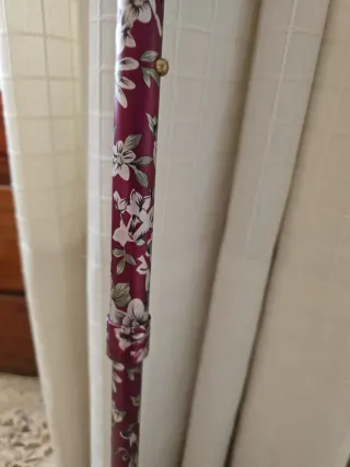 Bastón decorado flores morado y blanco