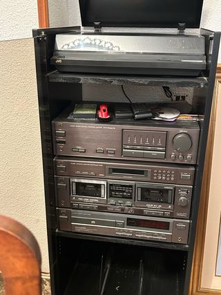 Cadena musical JVC con mueble y altavoces