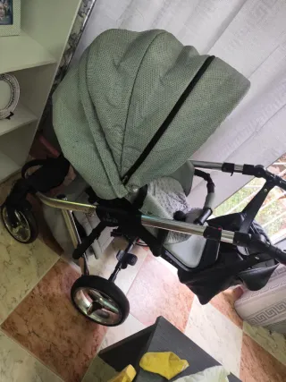 Carro de bebé gris con capota