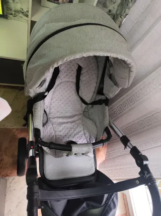 Carro de bebé gris con capota