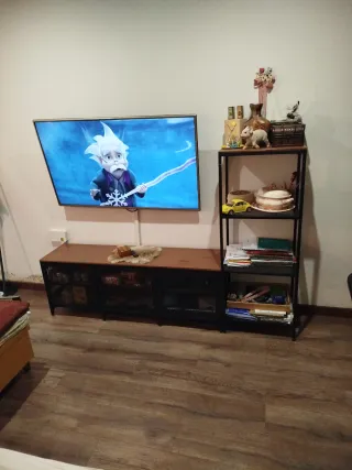 Mueble bajo y estantería salón comedor